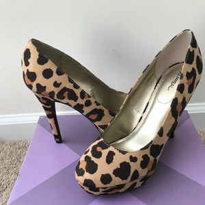 Women’s X-Appeal blossom lepoard print pumps size 8.5 medium NEW.